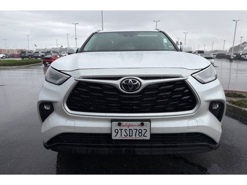Used 2025 Toyota Highlander XLE image 3