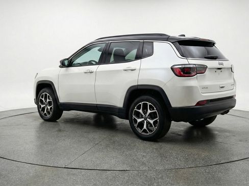 Used 2025 Jeep Compass Limited image 6