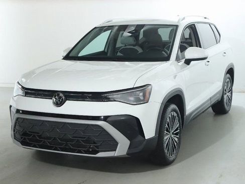 Used 2025 Volkswagen Taos SE FWD image 1