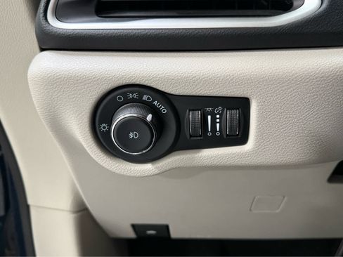 Used 2023 Chrysler Pacifica Touring-L FWD image 25