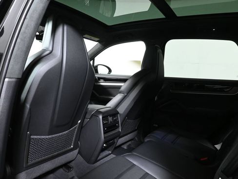 Used 2024 Porsche Cayenne Turbo AWD/4WD image 8
