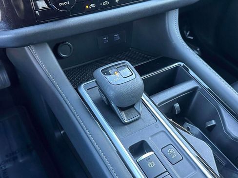 Used 2024 Nissan Pathfinder SV image 31