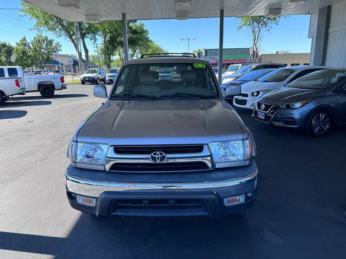 Used 2002 Toyota 4Runner SR5 AWD/4WD image 10