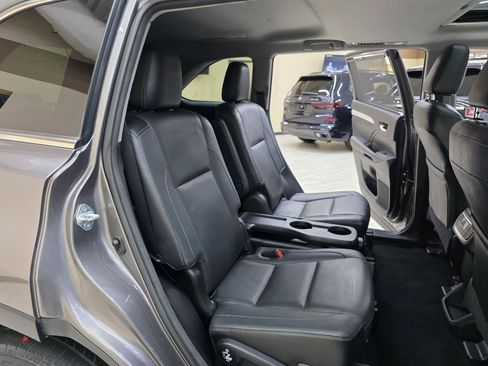 Used 2017 Toyota Highlander SE FWD image 24