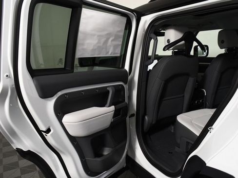 Used 2025 Land Rover Defender 110 S image 16