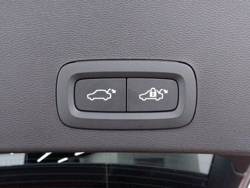 Certified 2025 Volvo XC40 B5 Plus image 38