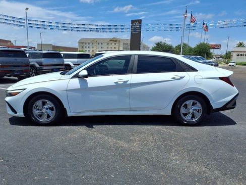 Certified 2024 Hyundai Elantra SE FWD image 2