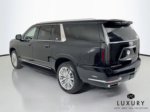 Used 2025 Cadillac Escalade ESV Premium Luxury image 8