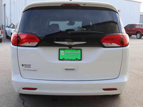 Used 2024 Chrysler Voyager LX image 4