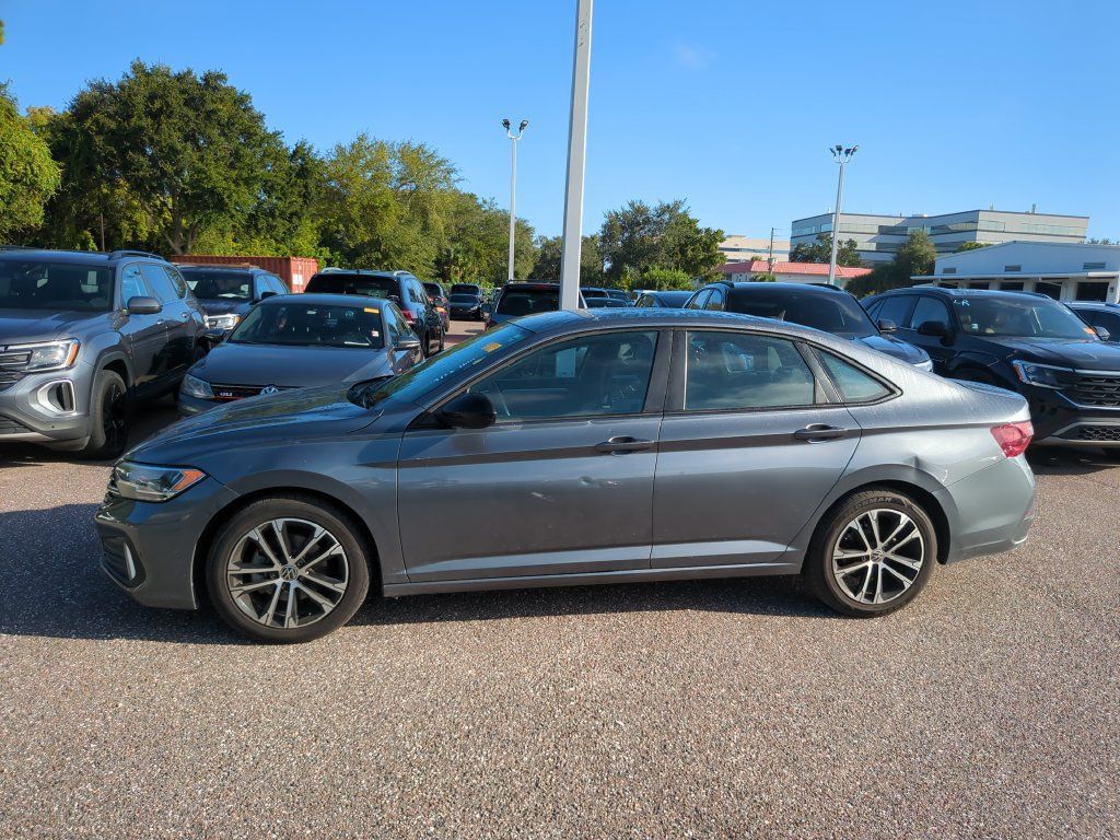 Used 2022 Volkswagen Jetta Sport FWD image 2