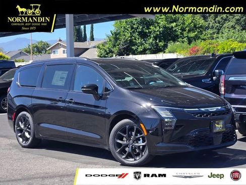 New 2027 Chrysler Pacifica Limited FWD image 1
