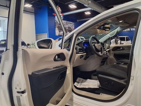 Used 2018 Chrysler Pacifica Touring Plus w/ Tire & Wheel Group image 13