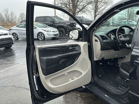 Used 2016 Dodge Grand Caravan SE w/ Quick Order Package 29E SE image 11