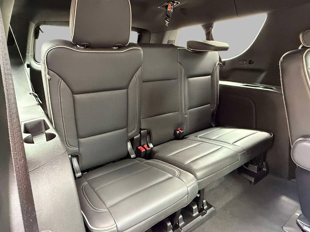 Used 2026 Chevrolet Suburban Premier AWD/4WD image 17