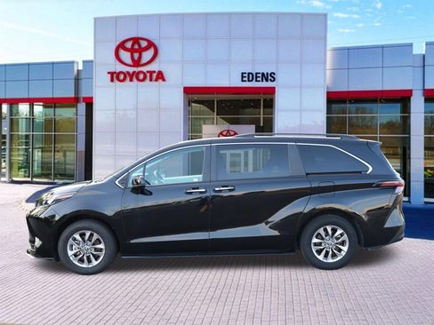 Used 2025 Toyota Sienna XLE FWD image 9
