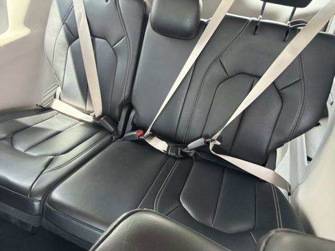 Used 2023 Chrysler Pacifica Touring-L image 21