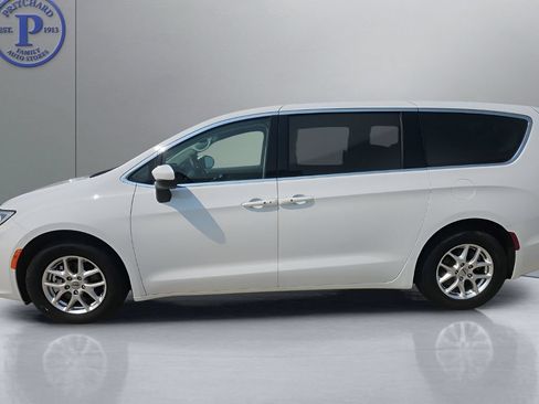 Used 2023 Chrysler Pacifica Touring-L FWD image 4