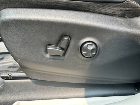 Used 2024 Chrysler Pacifica Limited FWD image 15