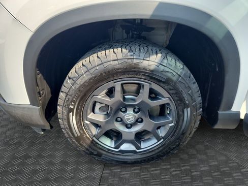 Used 2025 Honda Pilot TrailSport image 14