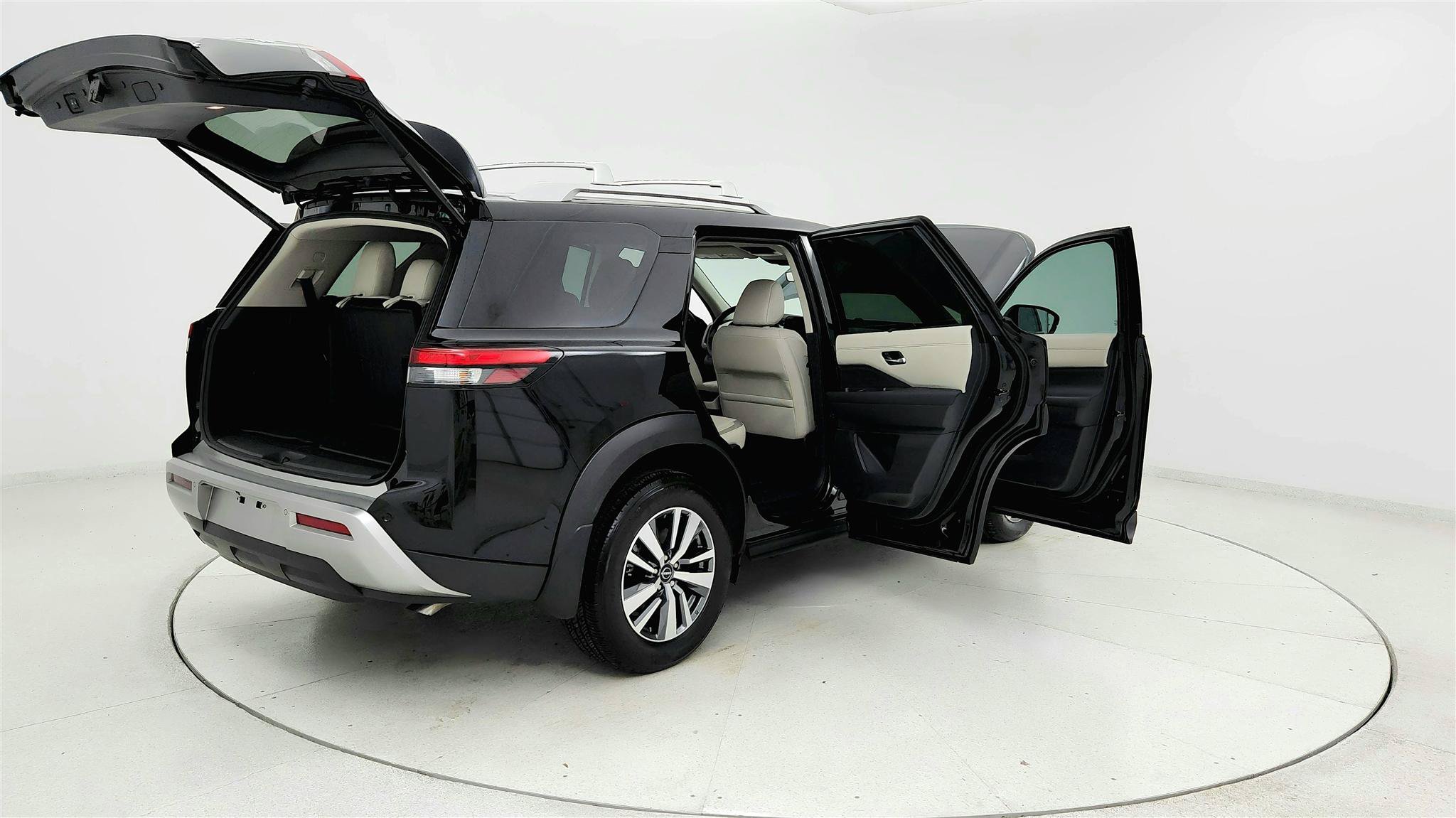 Used 2024 Nissan Pathfinder SL w/ Cargo Package FWD image 11