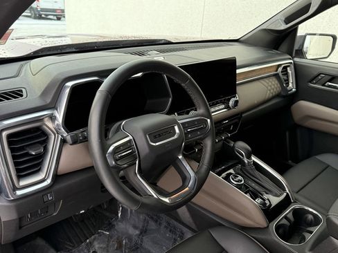 Used 2024 GMC Canyon Denali image 17