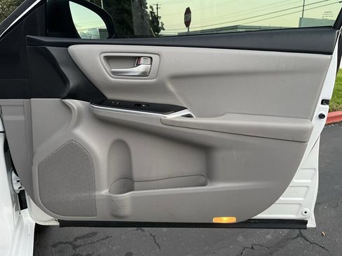 Used 2017 Toyota Camry SE image 37