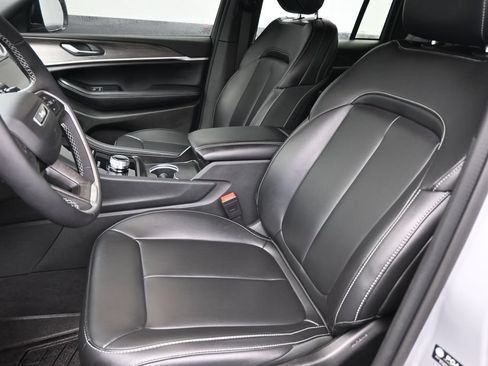 Used 2025 Jeep Grand Cherokee Limited w/ Black Appearance Package RWD image 31