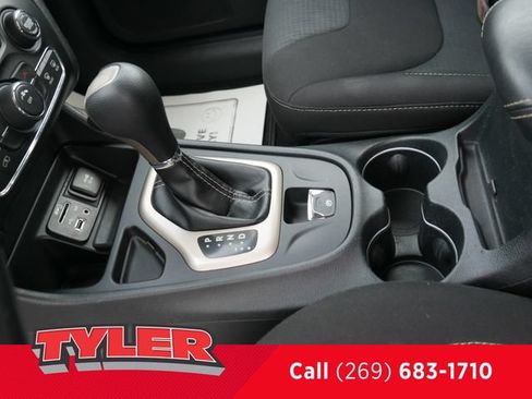 Used 2016 Jeep Cherokee Latitude FWD image 37