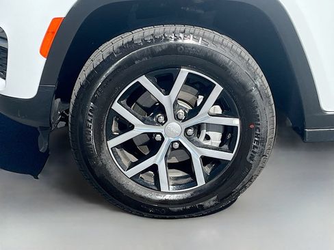 Used 2025 Jeep Grand Cherokee Limited AWD/4WD image 32
