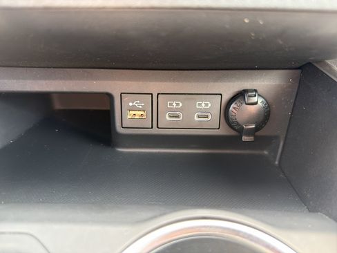 Used 2023 Toyota Highlander XLE AWD/4WD image 19