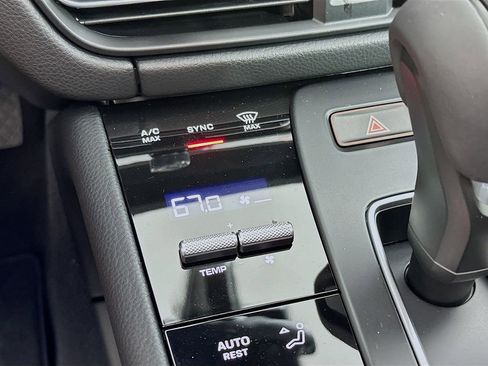 Certified 2026 Porsche Macan AWD/4WD image 18