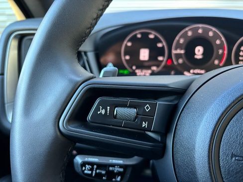 Certified 2025 Porsche Cayenne Coupe image 15