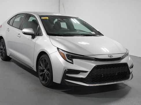 Used 2024 Toyota Corolla SE FWD image 3