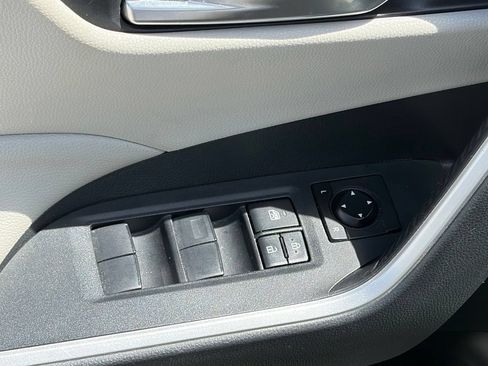 Used 2019 Toyota RAV4 XLE w/ Convenience Package FWD image 7