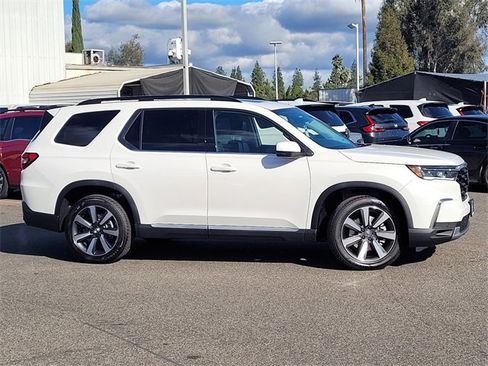 New 2025 Honda Pilot Touring image 3
