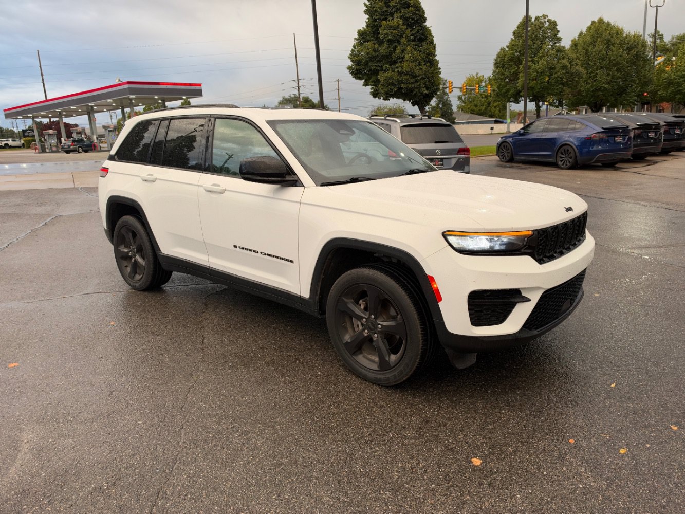 Used 2023 Jeep Grand Cherokee Altitude AWD/4WD image 7