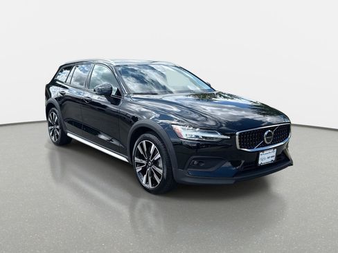 Used 2025 Volvo V60 B5 Cross Country Ultra w/ Climate Package image 3