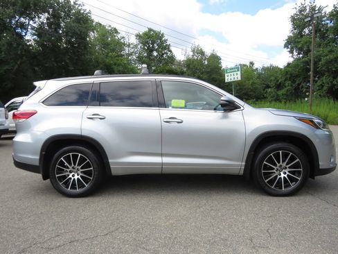 Used 2018 Toyota Highlander SE AWD/4WD image 4