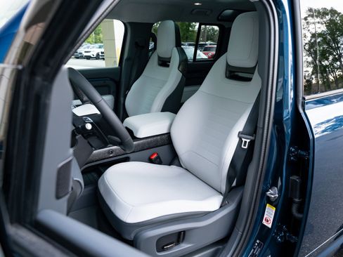 Used 2026 Land Rover Defender 110 OCTA image 23