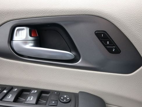 Used 2024 Chrysler Pacifica Touring-L image 21