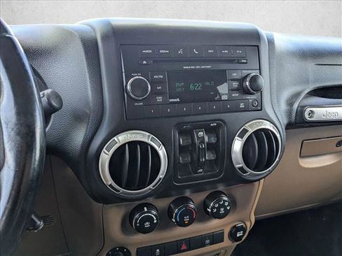 Used 2017 Jeep Wrangler Unlimited Rubicon w/ Connectivity Group image 12