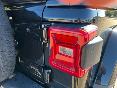 Used 2018 Jeep Wrangler Unlimited Sahara AWD/4WD image 12