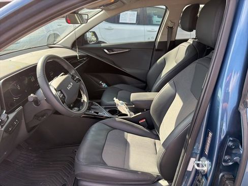 Used 2023 Kia Niro EX image 10