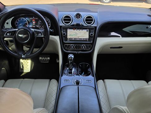 Used 2017 Bentley Bentayga AWD/4WD image 35