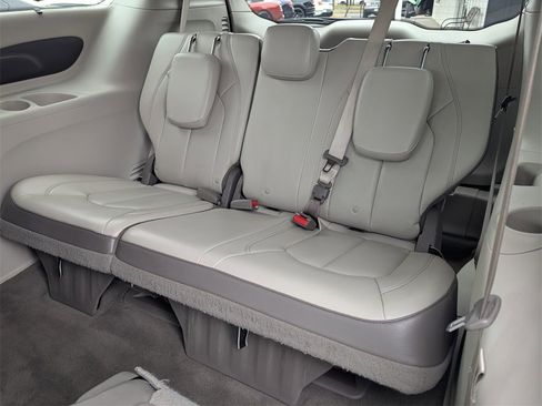 Used 2018 Chrysler Pacifica Touring-L image 9
