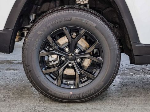 New 2025 Jeep Grand Cherokee Altitude image 12