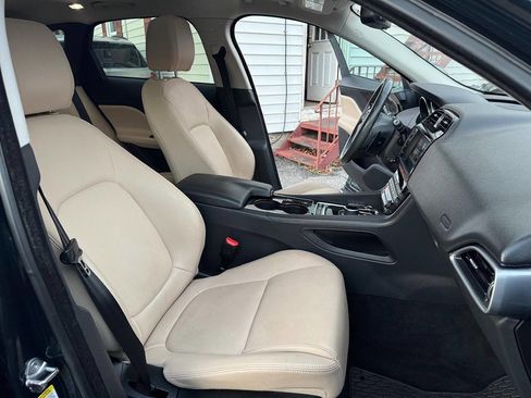 Used 2017 Jaguar F-PACE Premium image 27