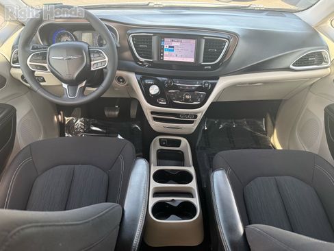 Used 2024 Chrysler Voyager LX image 26