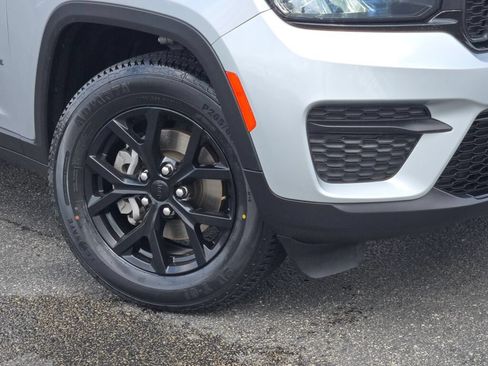 Used 2024 Jeep Grand Cherokee Altitude AWD/4WD image 3