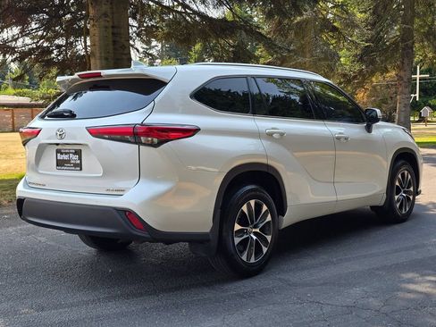 Used 2020 Toyota Highlander XLE AWD/4WD image 6